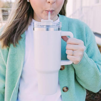 Wide thick comfort handle on the 40oz tumbler